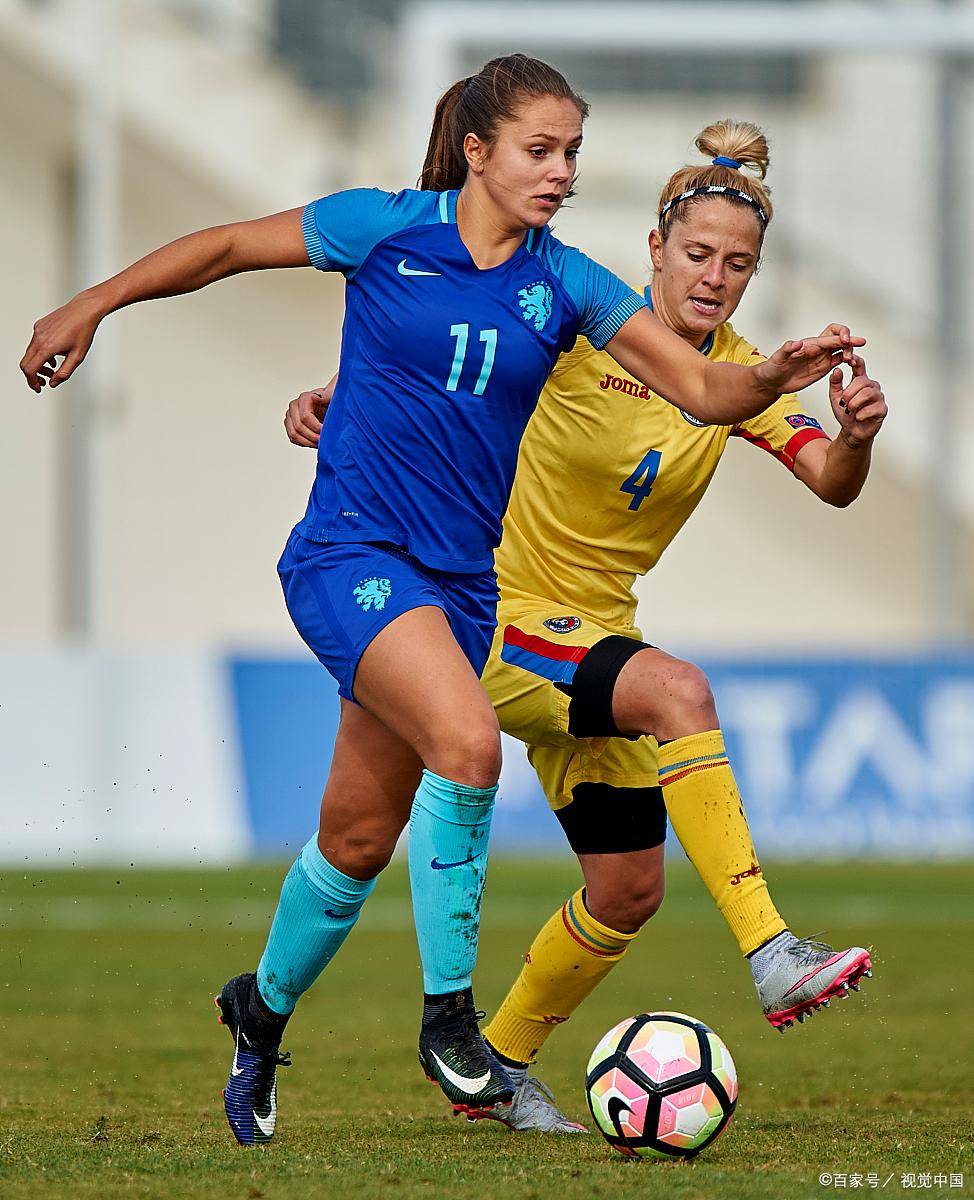 拉脱维亚女足队员在比赛中取得胜利