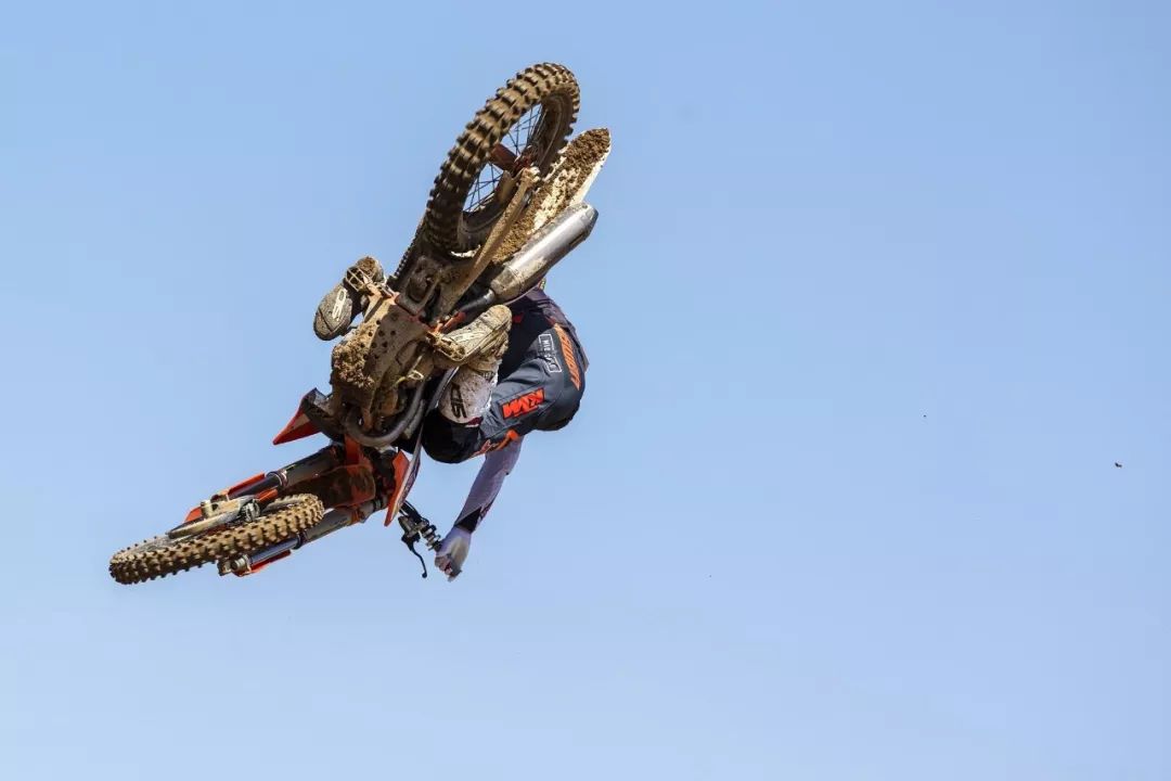 关于格拉纳达见缝插针，成功夺得比赛胜利的信息