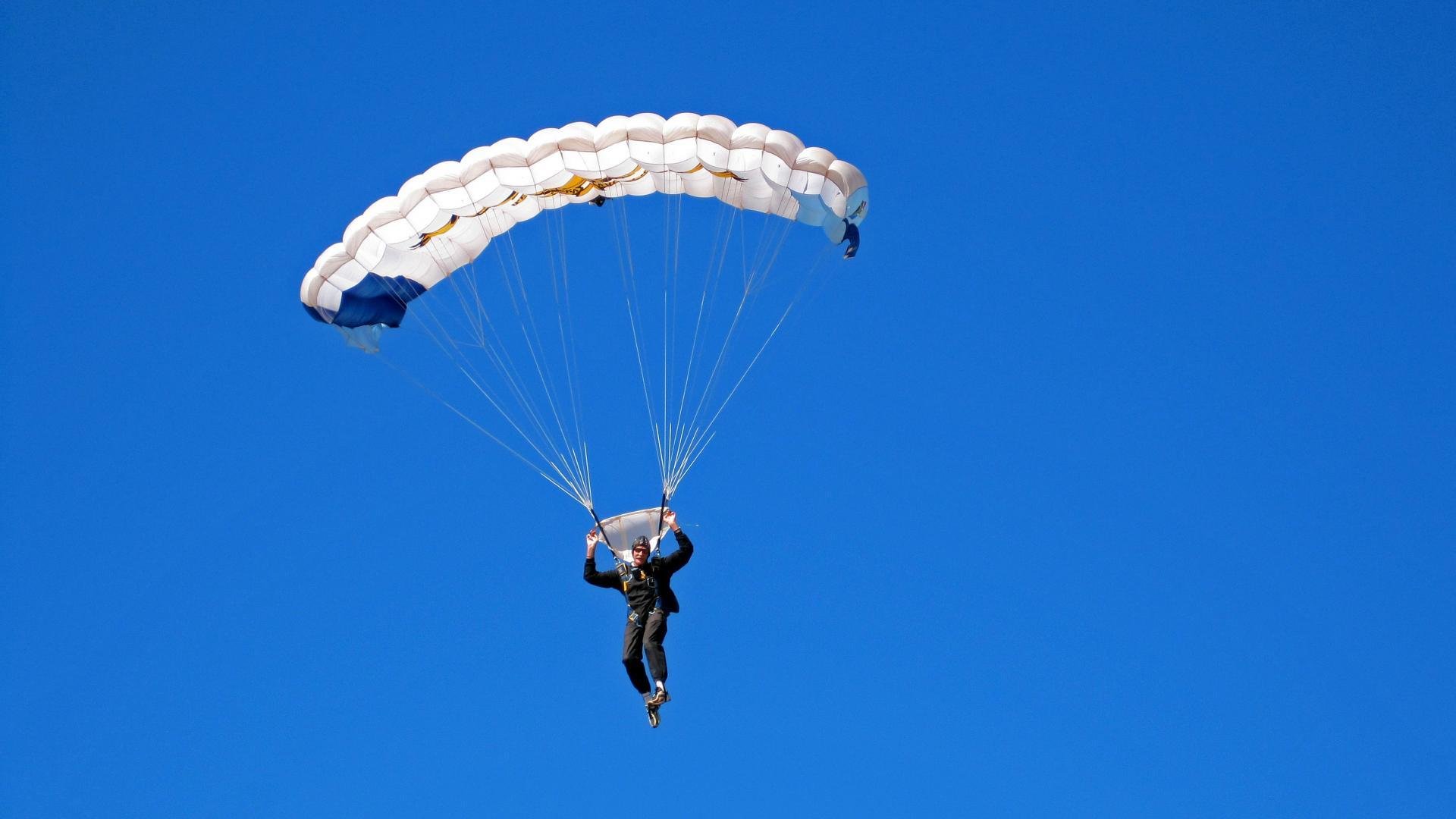 赛道上的逆袭，哈斯鏖战红牛，维斯塔潘力挽狂澜