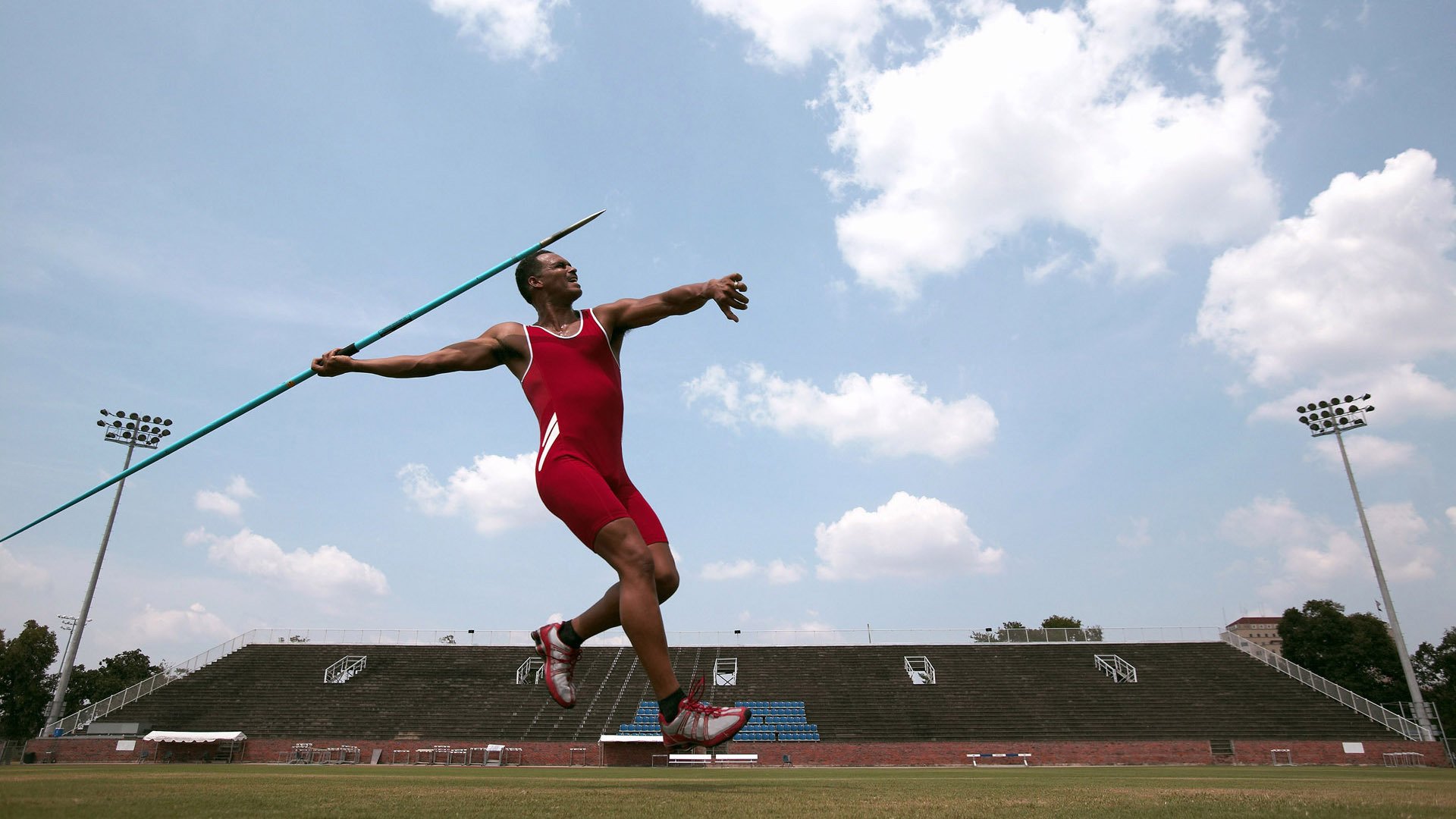 卡塞米罗中场统治力全开，波兰军团力克那不勒斯的战术启示